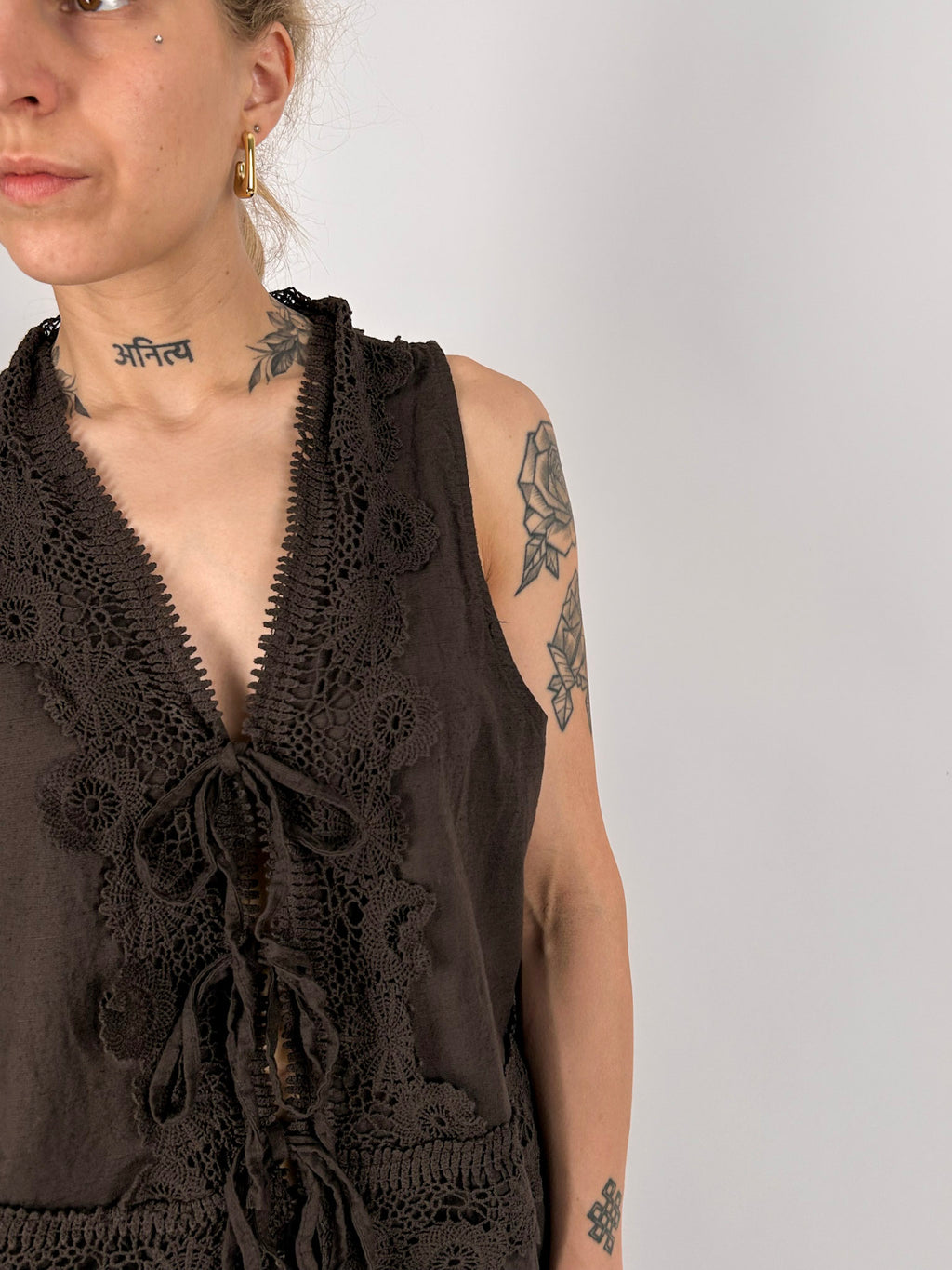 Completo donna marrone con gilet in pizzo e pantalone ampio in cotone e lino