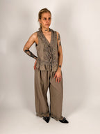 Completo donna tortora con gilet in pizzo e pantalone ampio in cotone e lino - vista frontale 
