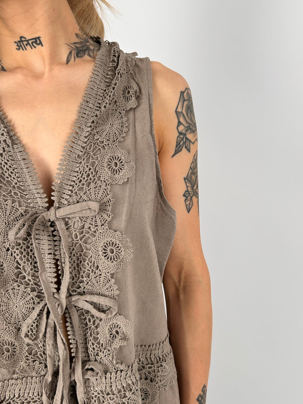 Completo donna Tortora con gilet in pizzo e pantalone ampio in cotone e lino - vista dettaglio 