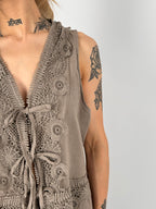 Completo donna Tortora con gilet in pizzo e pantalone ampio in cotone e lino - vista dettaglio 
