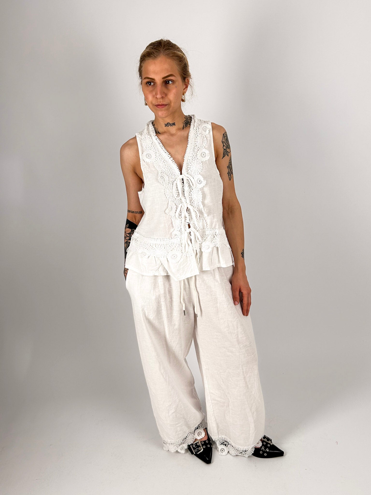 Completo donna bianco con gilet in pizzo e pantalone ampio in cotone e lino - vista frontale 
