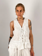 Completo donna bianco con gilet in pizzo e pantalone ampio in cotone e lino - dettaglio gilet