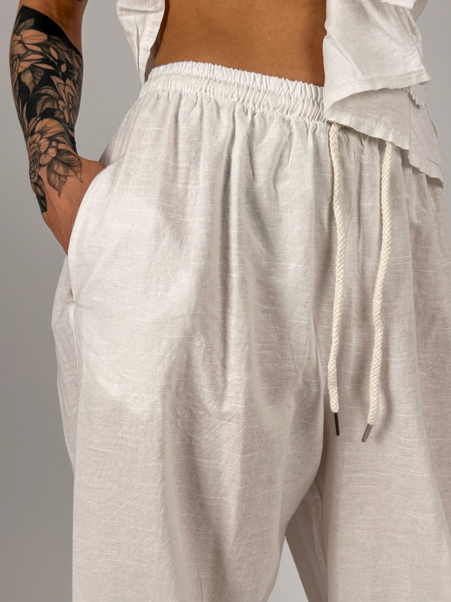 Completo donna bianco con gilet in pizzo e pantalone ampio in cotone e lino - tasca pantalone 