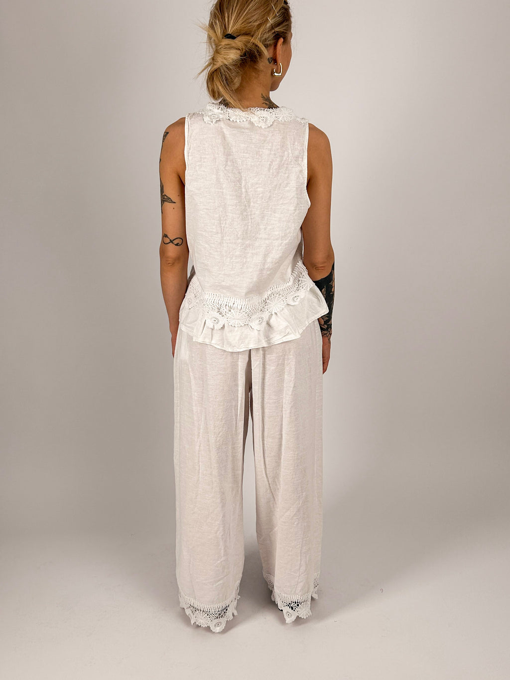 Completo donna bianco con gilet in pizzo e pantalone ampio in cotone e lino - vista retro 