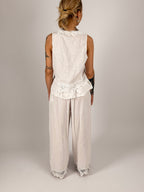 Completo donna bianco con gilet in pizzo e pantalone ampio in cotone e lino - vista retro 