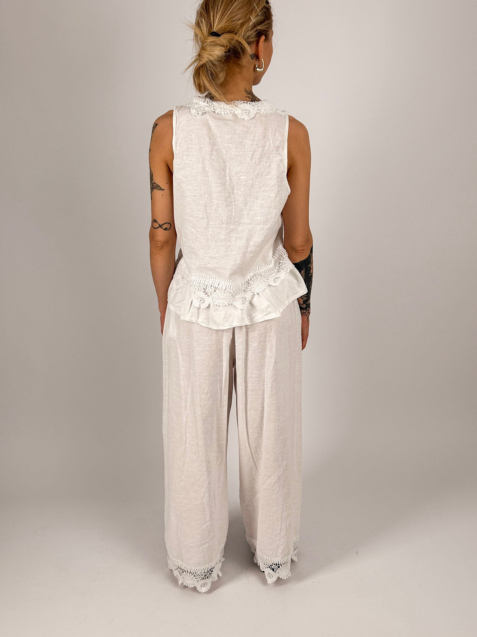 Completo donna bianco con gilet in pizzo e pantalone ampio in cotone e lino - vista retro 