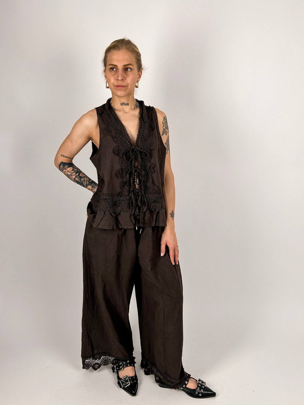 Completo donna marrone con gilet in pizzo e pantalone ampio in cotone e lino - vista frontale 