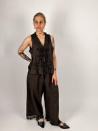 Completo donna marrone con gilet in pizzo e pantalone ampio in cotone e lino - vista frontale 