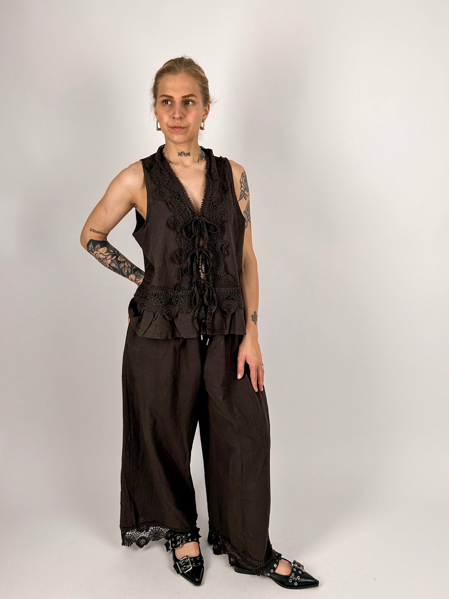 Completo donna marrone con gilet in pizzo e pantalone ampio in cotone e lino - vista frontale 