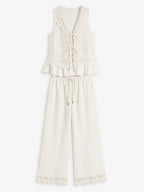 Completo donna bianco con gilet in pizzo e pantalone ampio in cotone e lino Immagine gost 