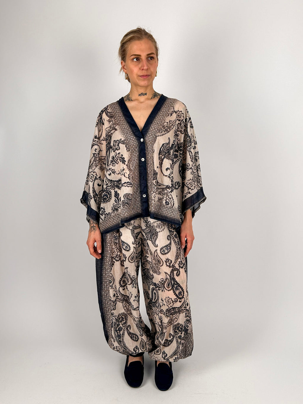 Completo donna boho fantasia paisley con casacca over e pantalone ampio - vista frontale