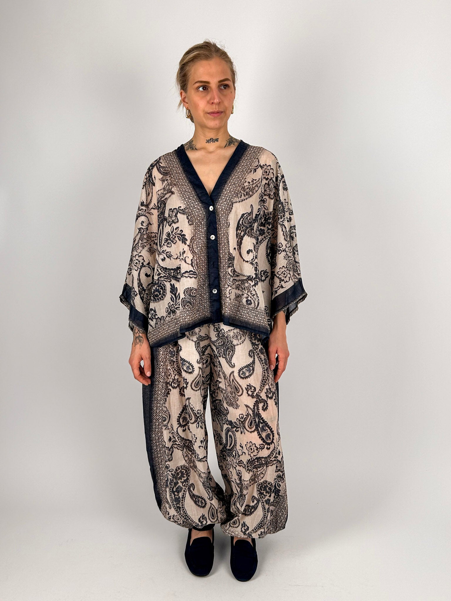 Completo donna boho fantasia paisley con casacca over e pantalone ampio - vista frontale