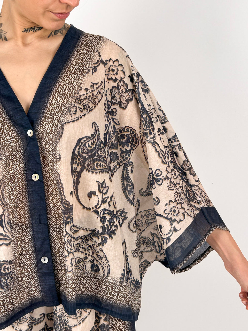 Completo donna boho fantasia paisley con casacca over e pantalone ampio - vista dettaglio