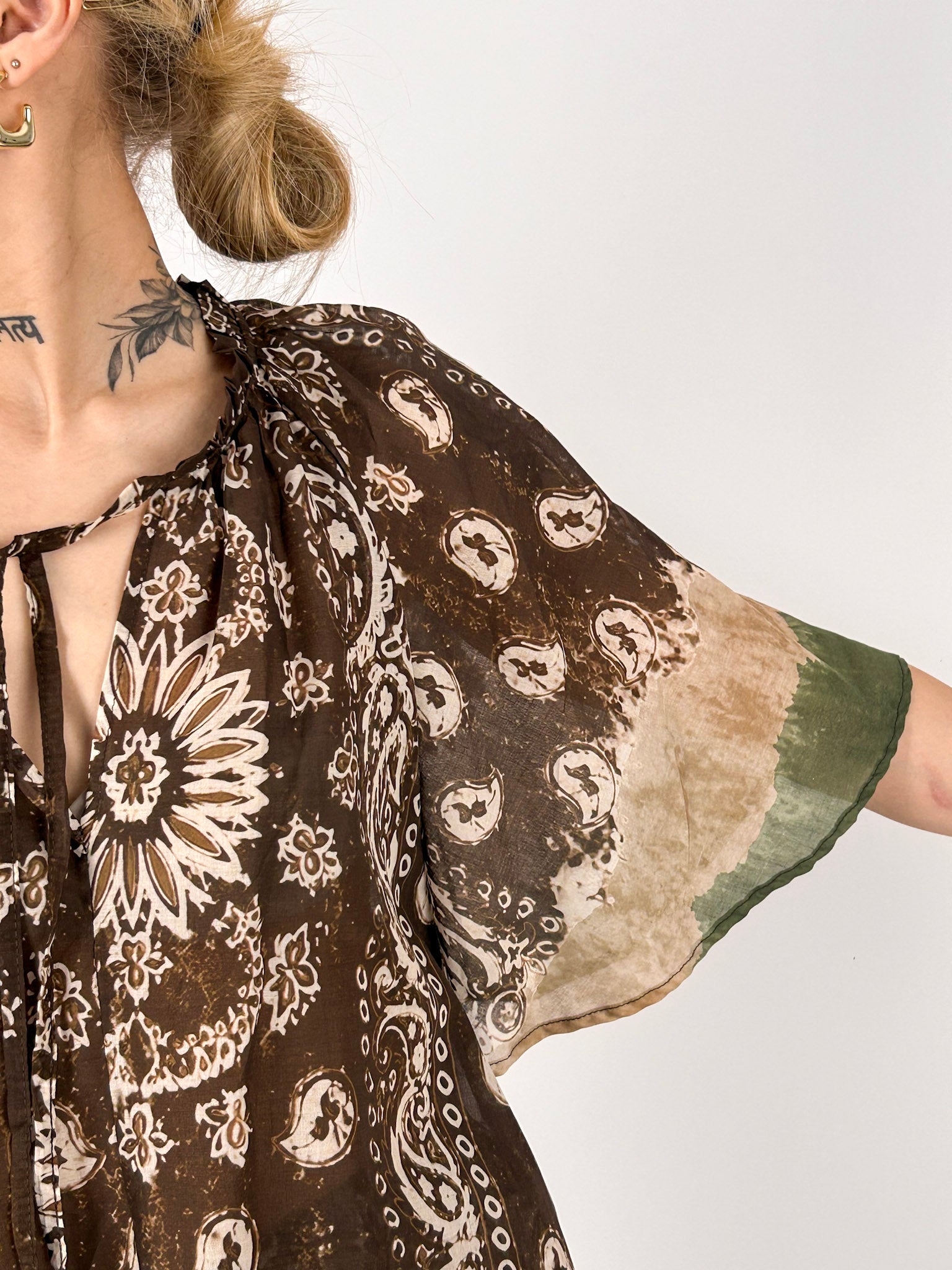 Completo donna in cotone con casacca morbida e pantalone ampio a fantasia - dettaglio manica