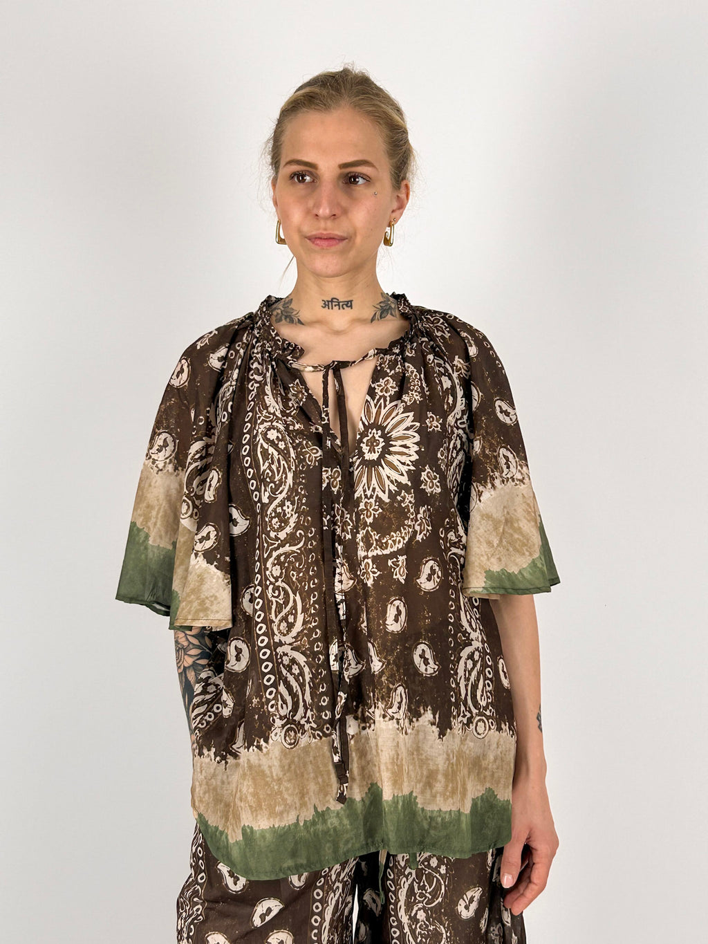 Completo donna in cotone con casacca morbida e pantalone ampio a fantasia - vista casacca