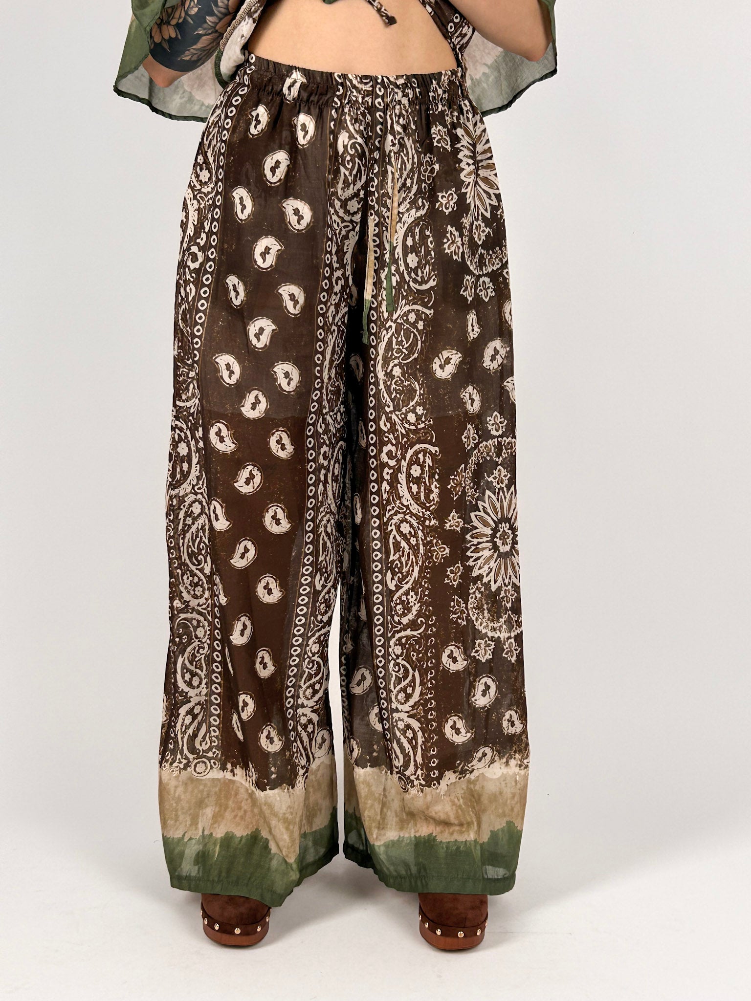 Completo donna in cotone con casacca morbida e pantalone ampio a fantasia - vista pantalone