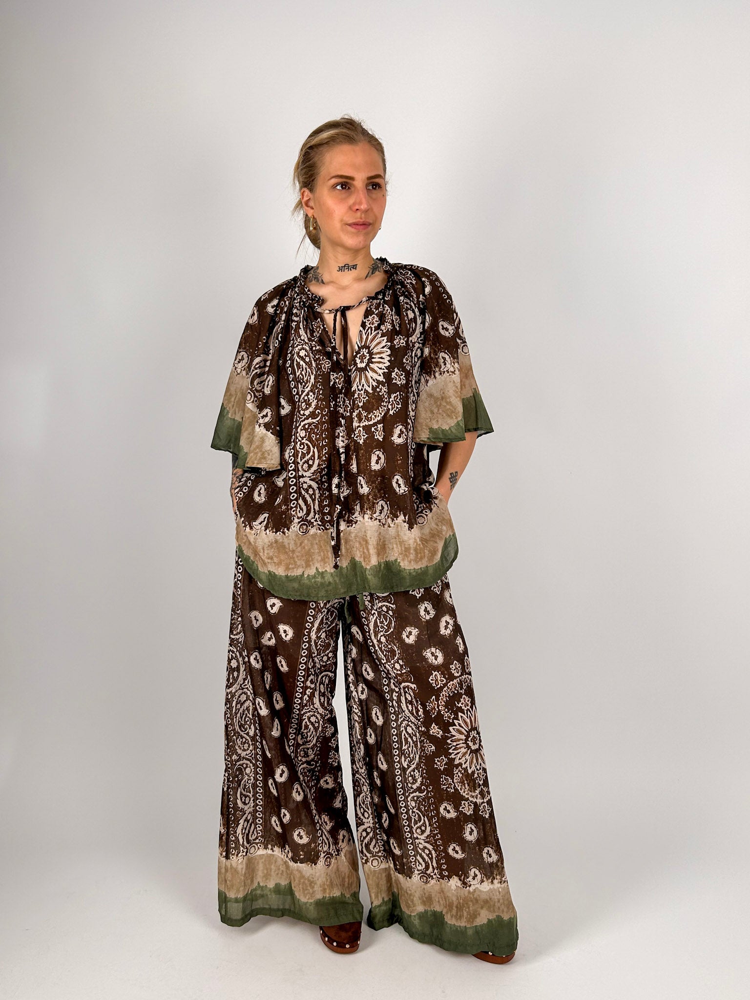 Completo donna in cotone con casacca morbida e pantalone ampio a fantasia - vista fronatle
