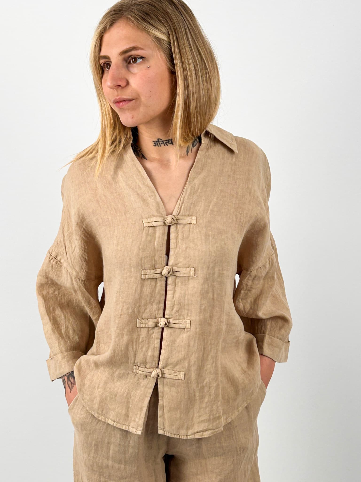 Completo donna in lino beige con pantalone ampio e casacca morbida. vista giacca