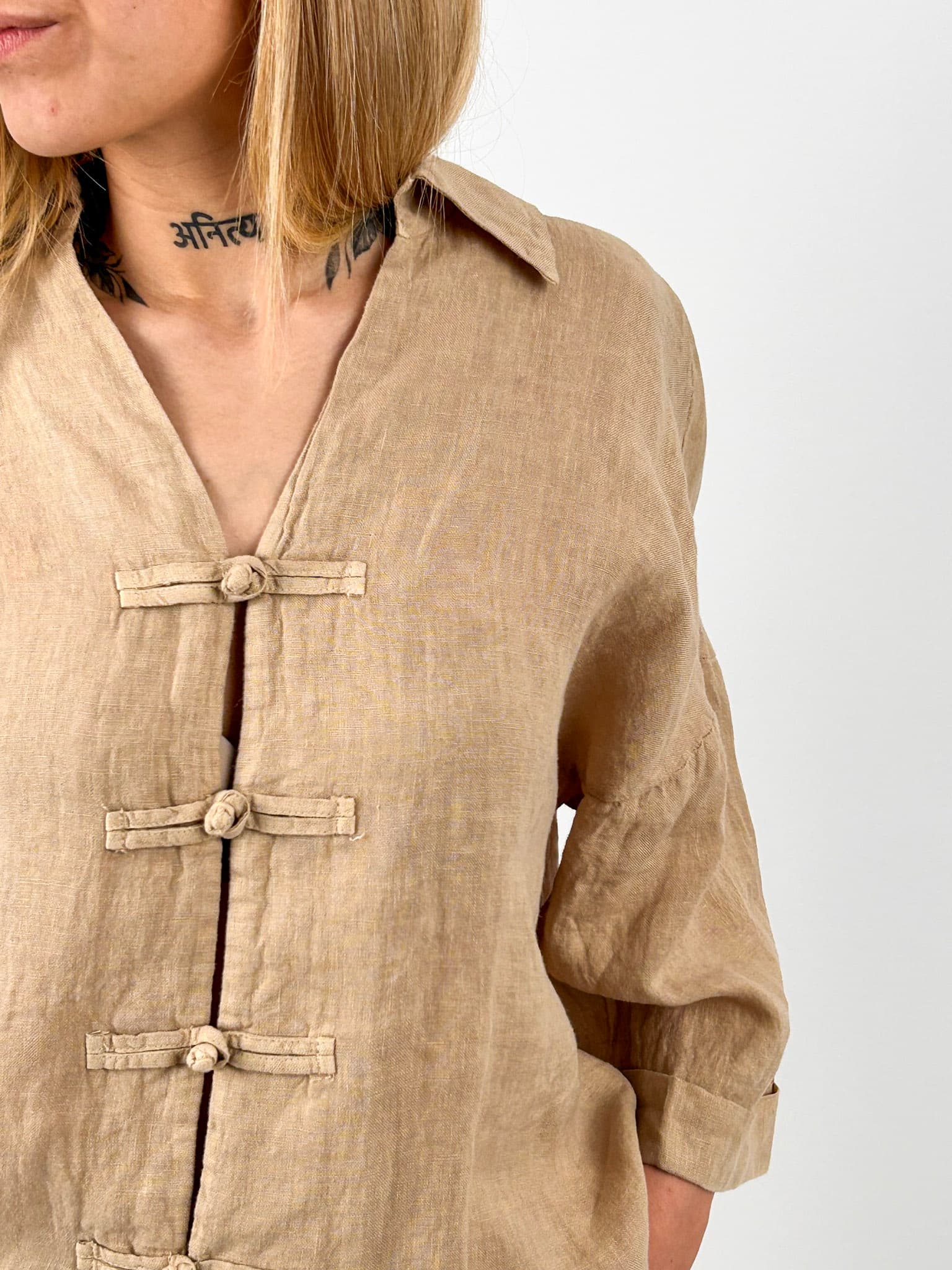 Completo donna in lino beige con pantalone ampio e casacca morbida. dettaglio giacca