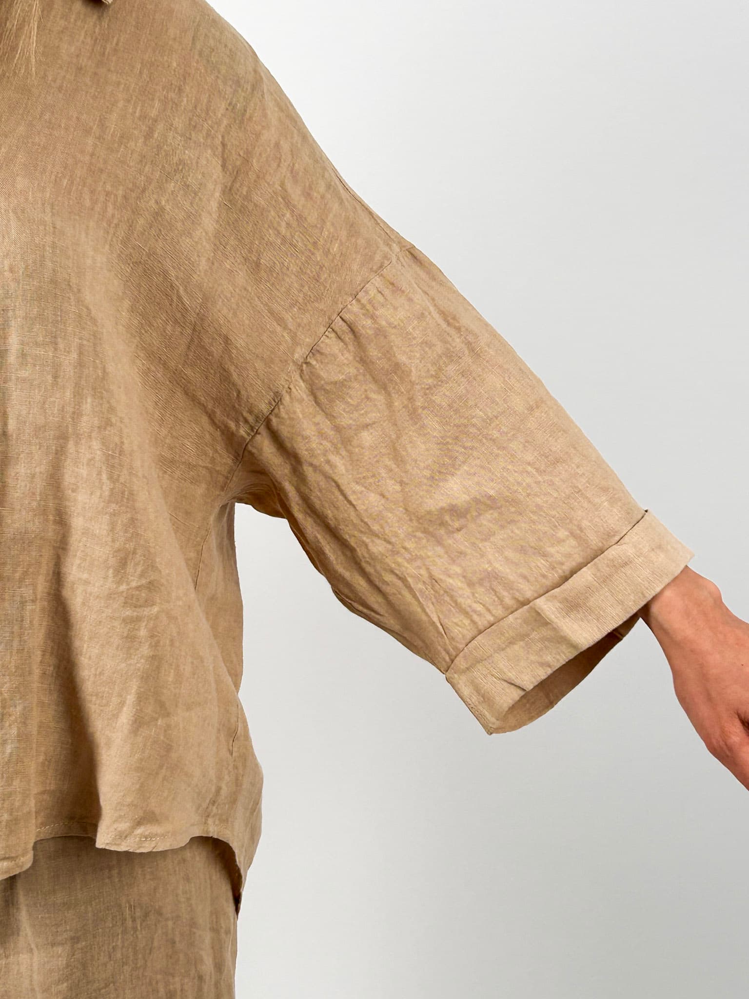 Completo donna in lino beige con pantalone ampio e casacca morbida. dettaglio manica