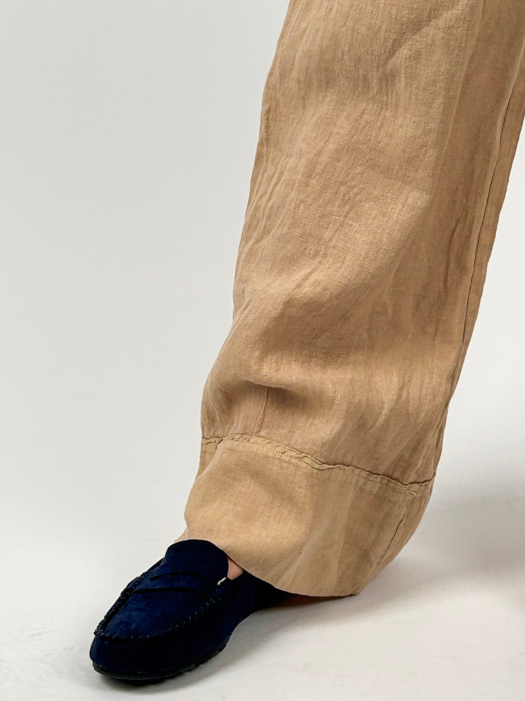 Completo donna in lino beige con pantalone ampio e casacca morbida. dettaglio orlo