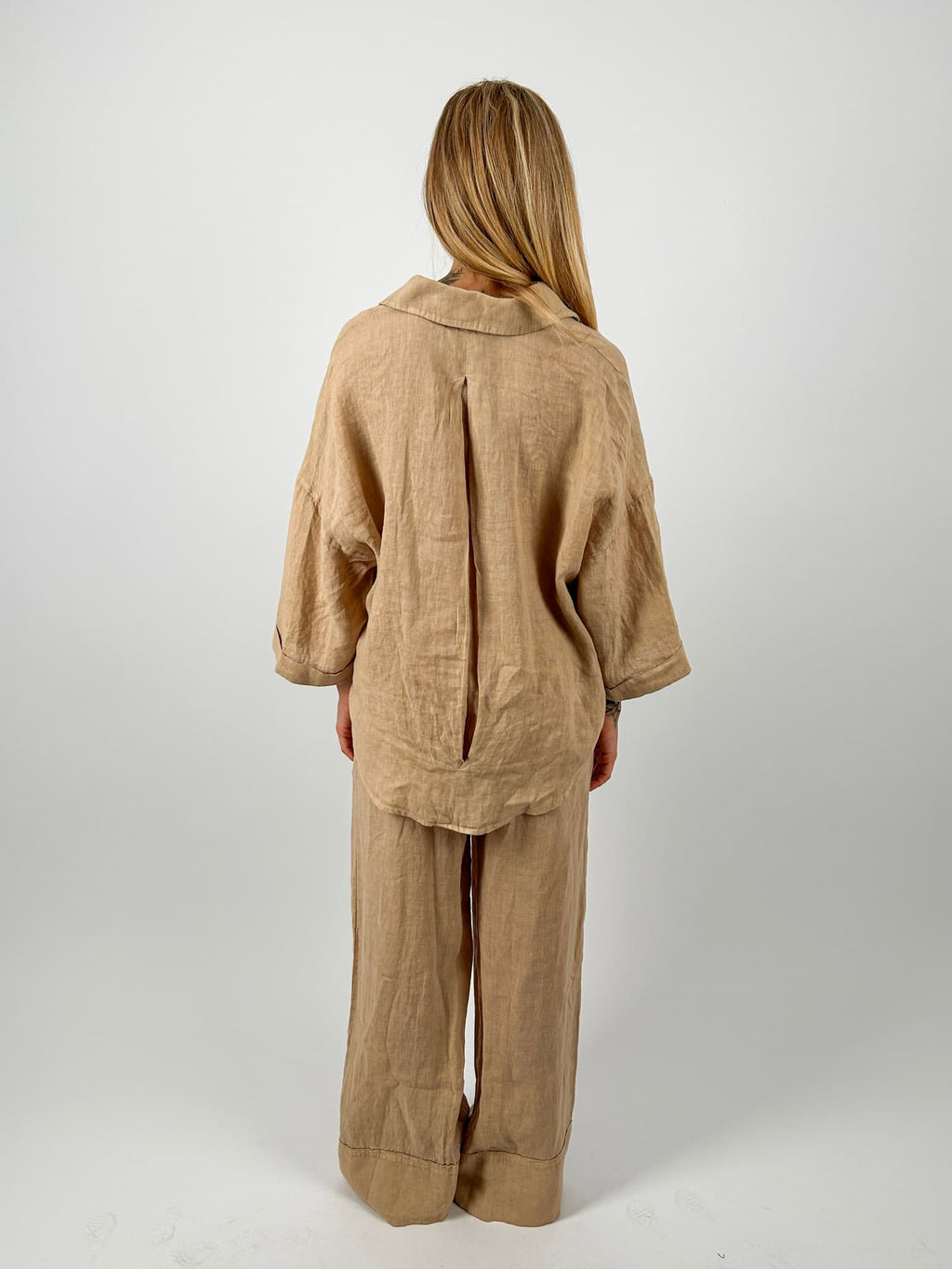 Completo donna in lino beige con pantalone ampio e casacca morbida. vista retro