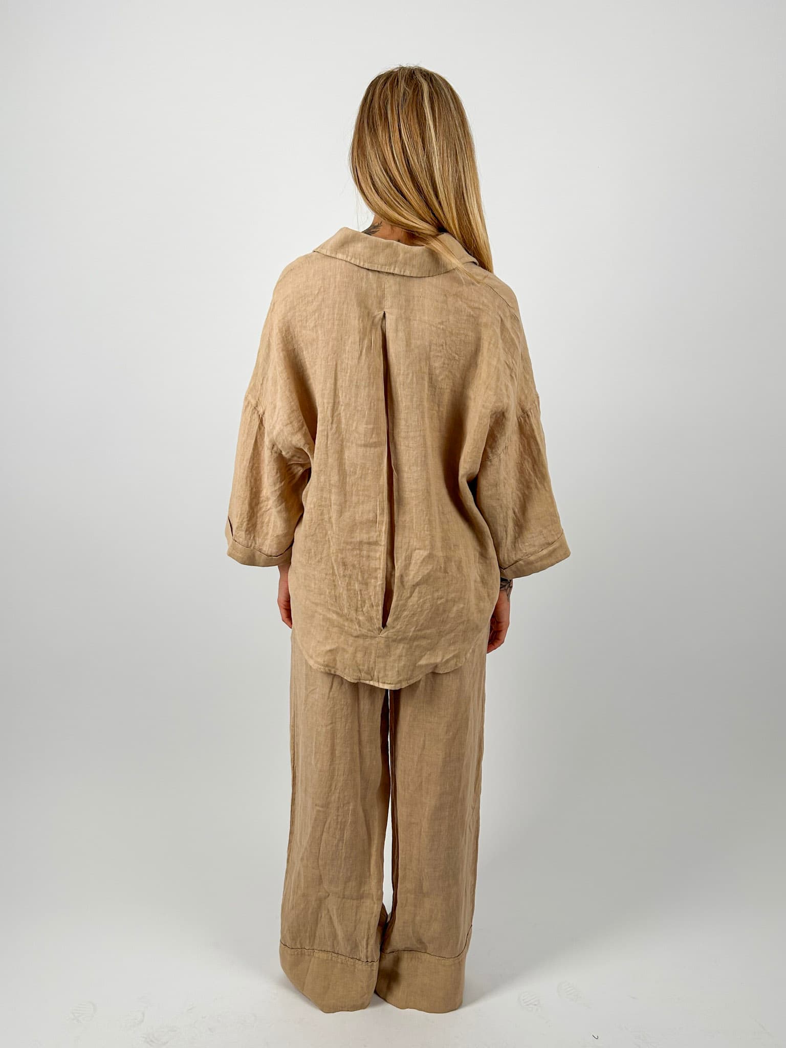 Completo donna in lino beige con pantalone ampio e casacca morbida. vista retro