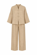 Completo donna in lino beige con pantalone ampio e casacca morbida. immagine gost