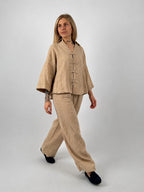 Completo donna in lino beige con pantalone ampio e casacca morbida. modella in posa