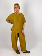 Completo donna morbido con maglia over e pantalone ampio. vista frontale ocra