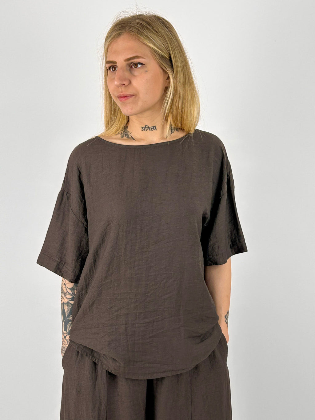 Completo donna morbido con maglia over e pantalone ampio. vista maglia cioccolato 