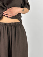 Completo donna morbido con maglia over e pantalone ampio. dettaglio pantalone cioccolato 