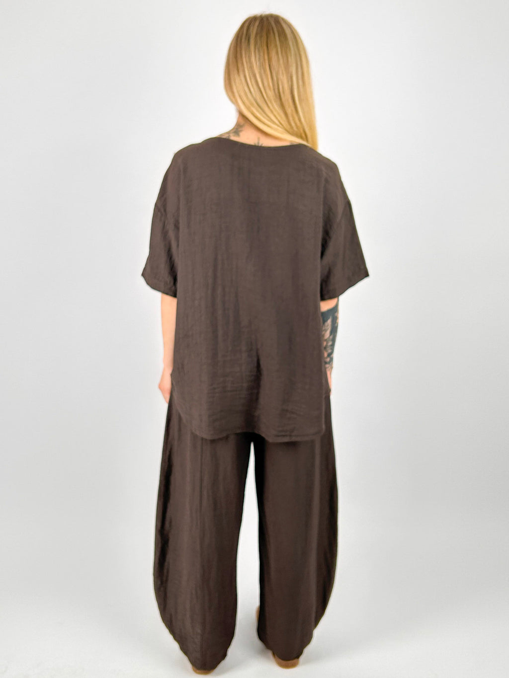 Completo donna morbido con maglia over e pantalone ampio. vista retro - cioccolato 