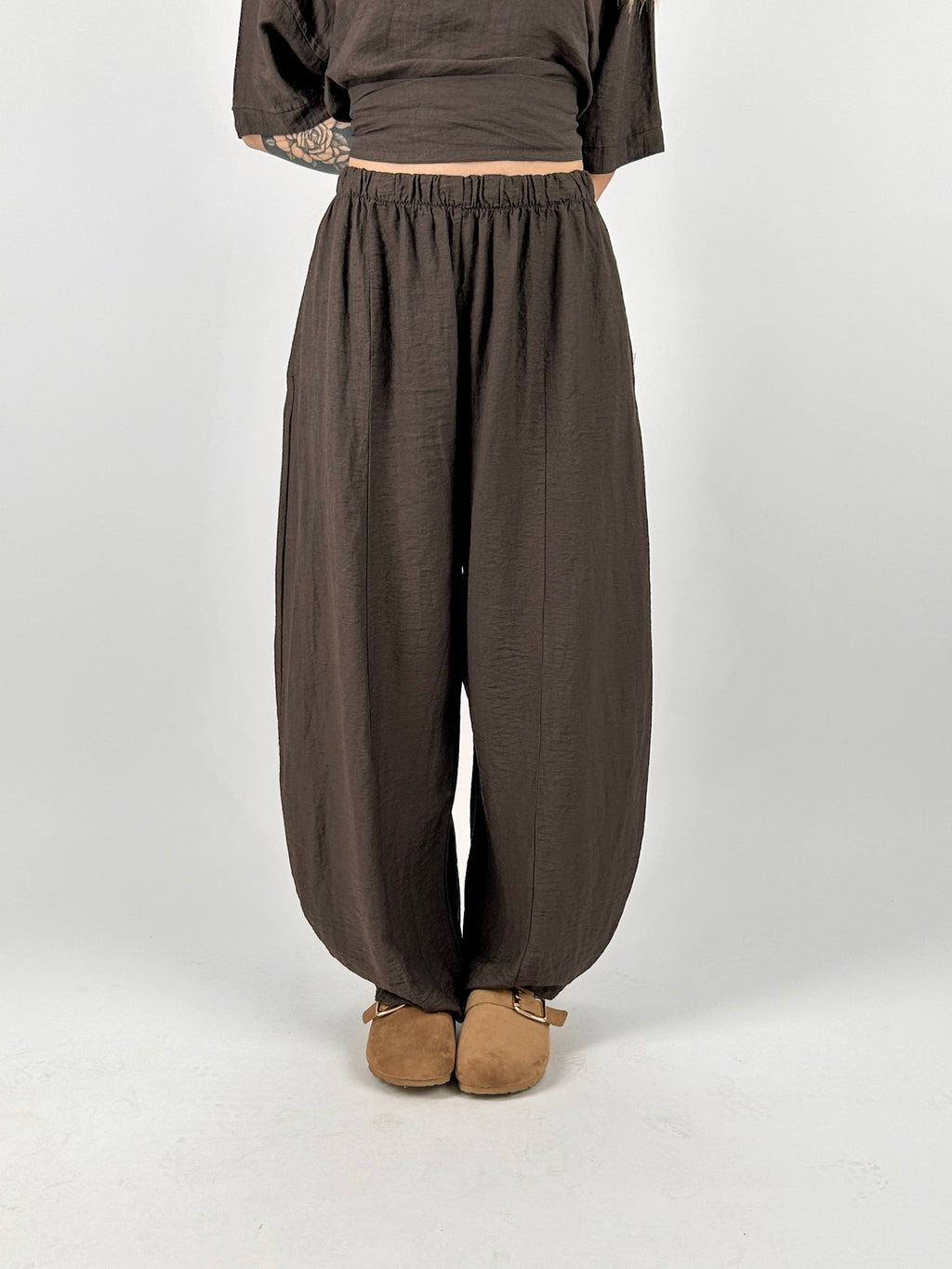 Completo donna morbido con maglia over e pantalone ampio. vista pantalone cioccolato 