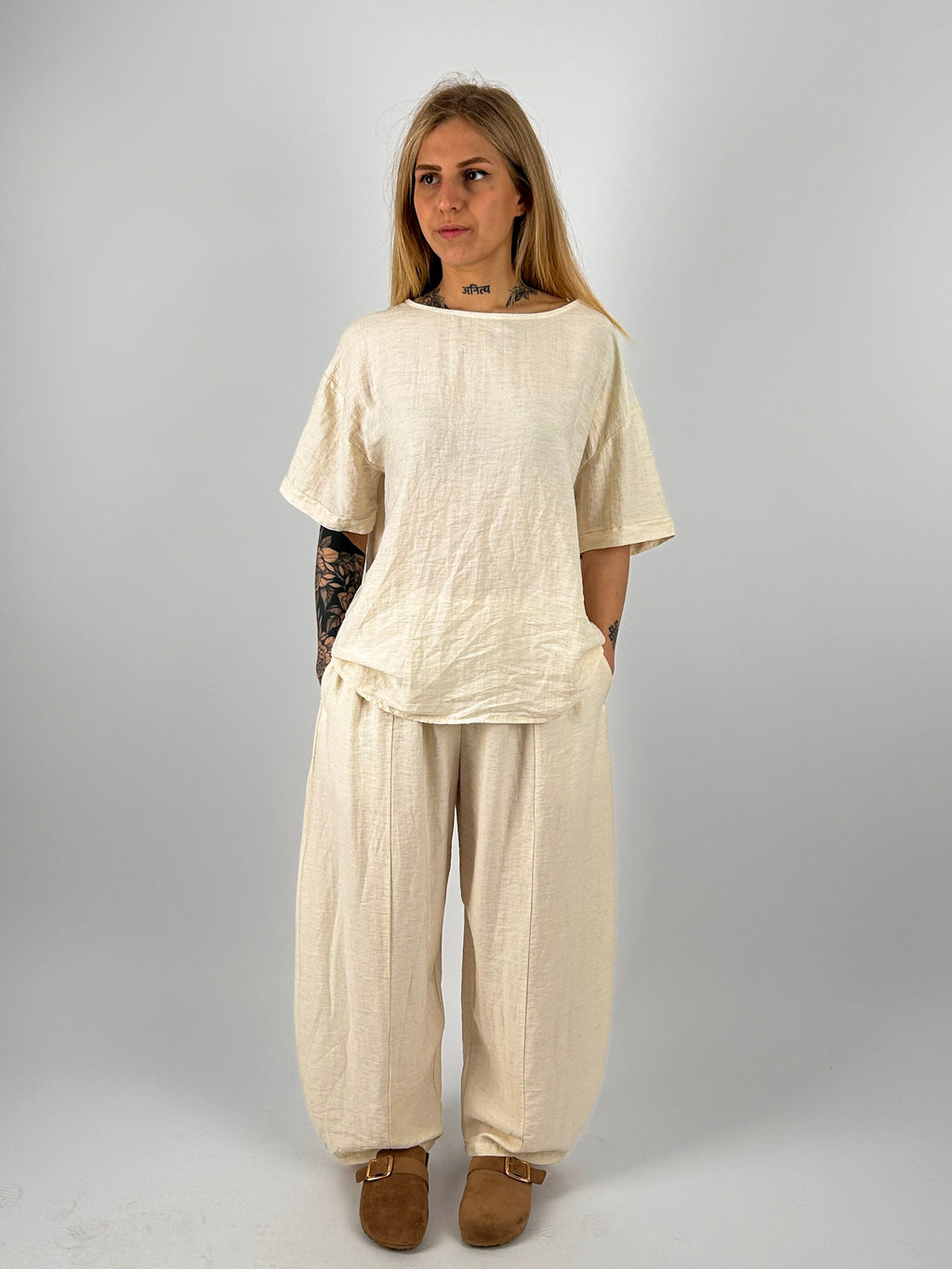Completo donna morbido con maglia over e pantalone ampio. vista frontale panna