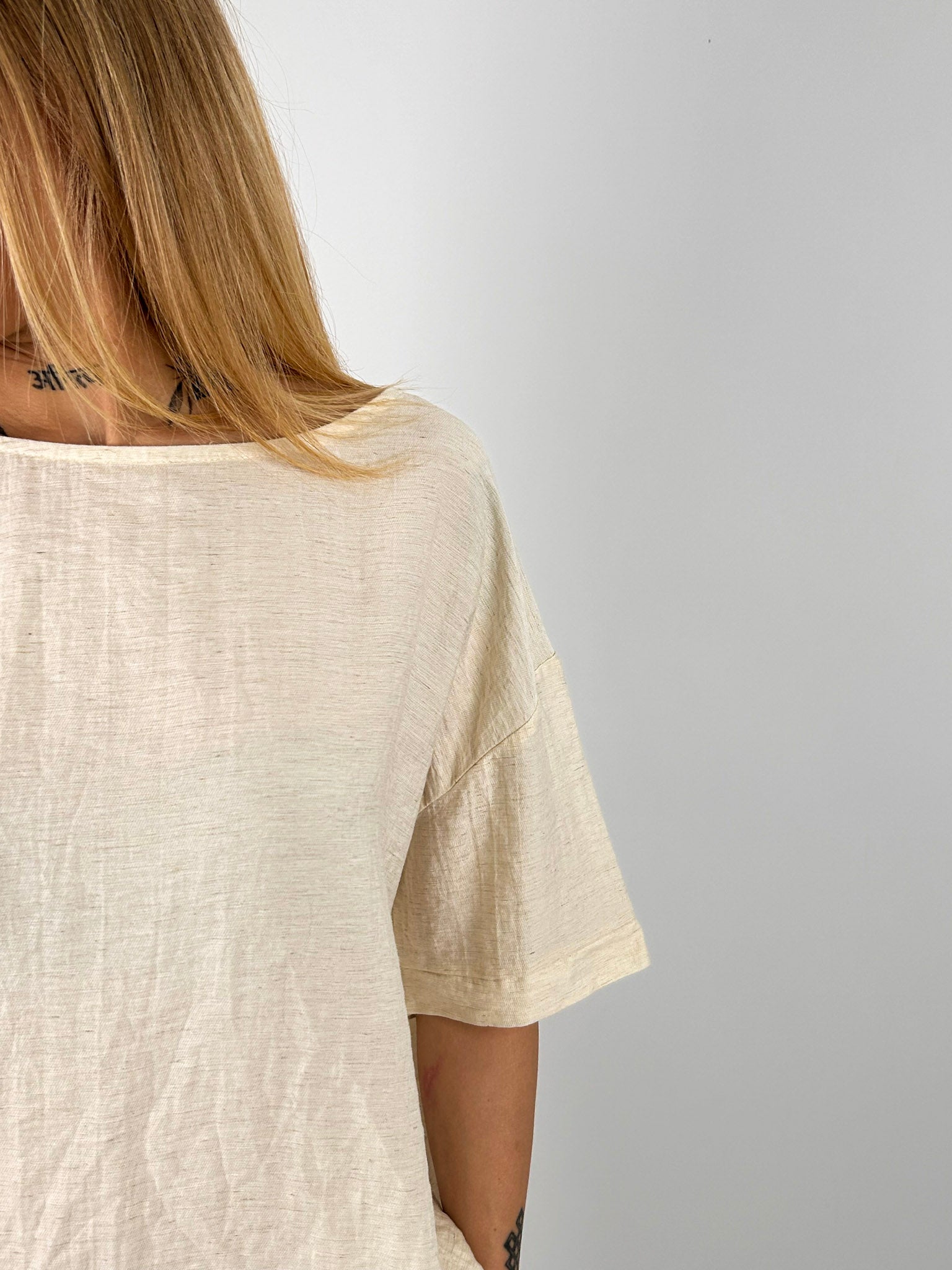 Completo donna morbido con maglia over e pantalone ampio. vista dettaglio panna
