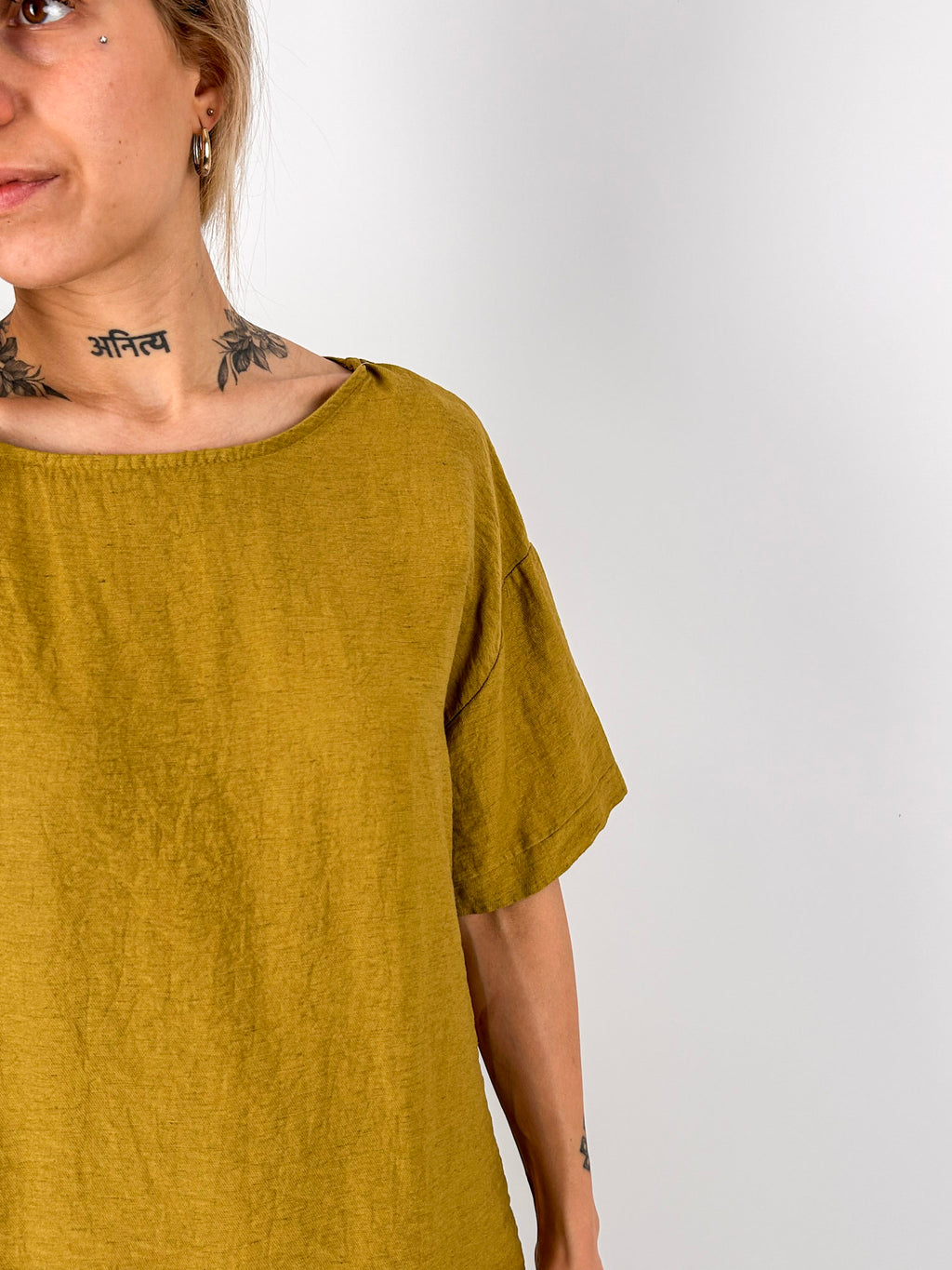 Completo donna morbido con maglia over e pantalone ampio. vista dettaglio ocra