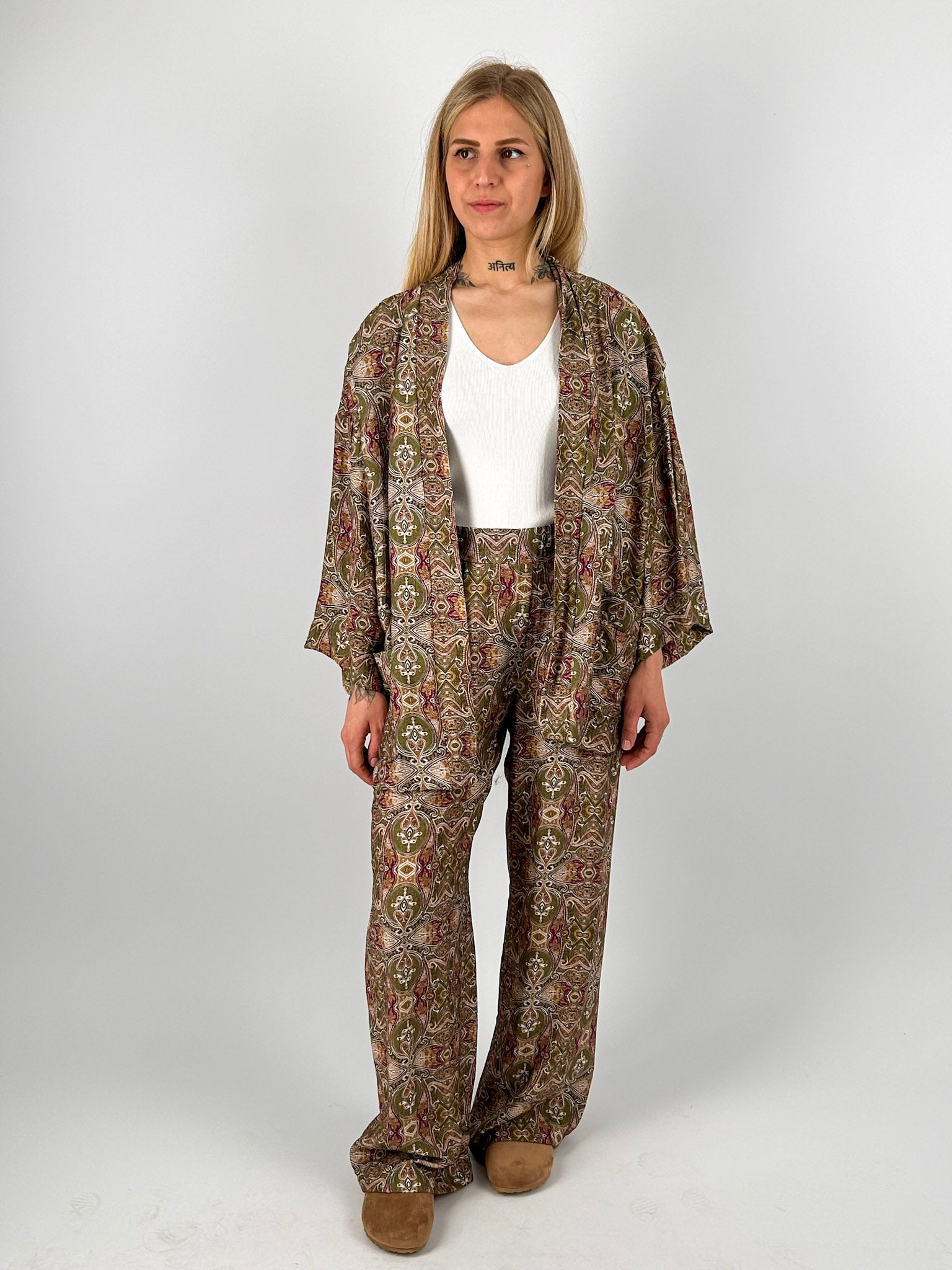 Completo donna fluido con giacca aperta e pantalone . vista completo
