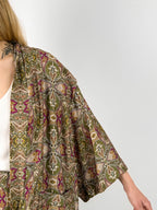 Completo donna fluido con giacca aperta e pantalone. dettaglio manica