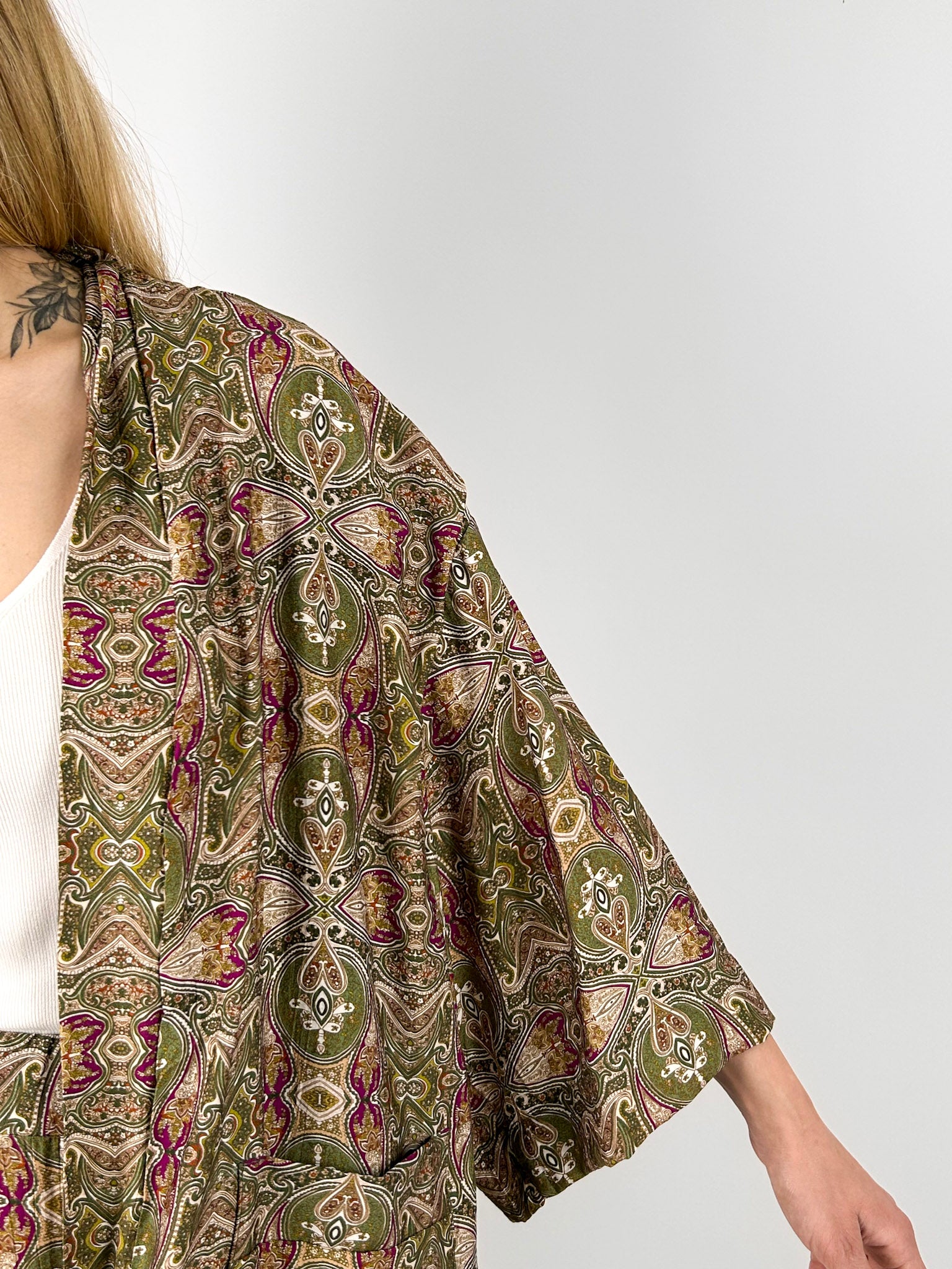 Completo donna fluido con giacca aperta e pantalone. dettaglio manica