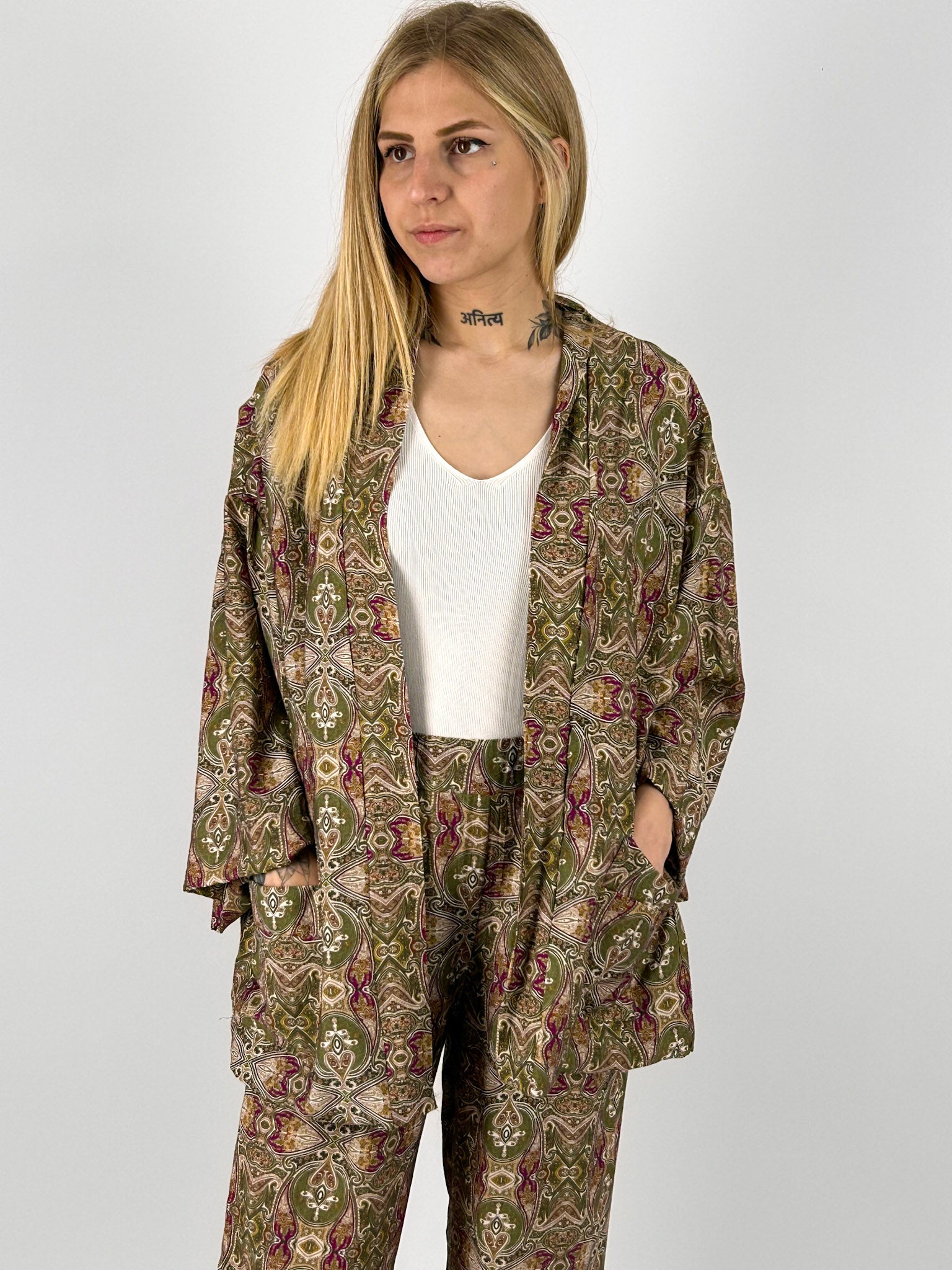 Completo donna fluido con giacca aperta e pantalone.. vista giacca