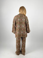 Completo donna fluido con giacca aperta e pantalone. vista retro