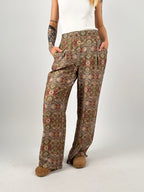 Completo donna fluido con giacca aperta e pantalone. pantalone frontale