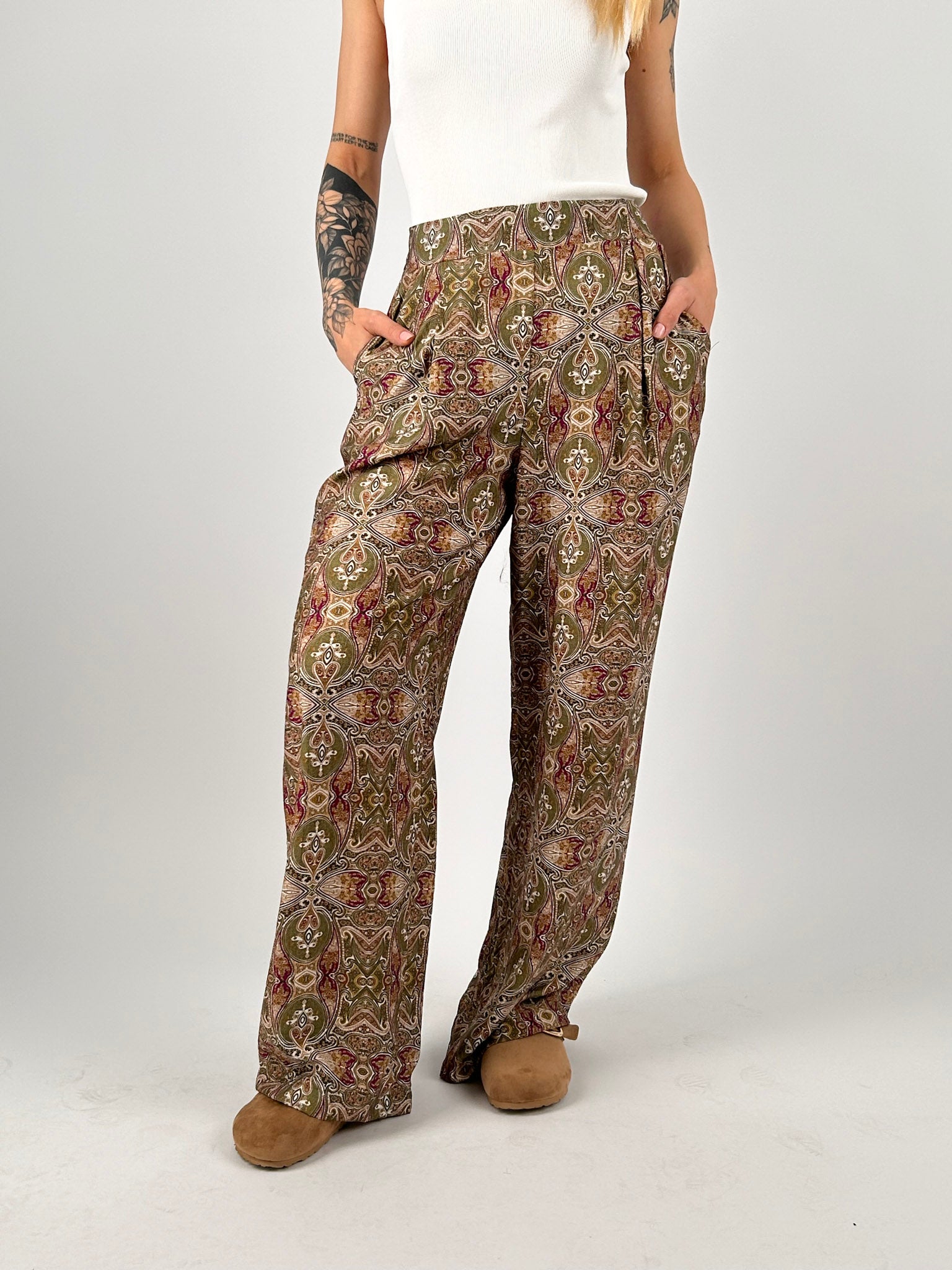 Completo donna fluido con giacca aperta e pantalone. pantalone frontale