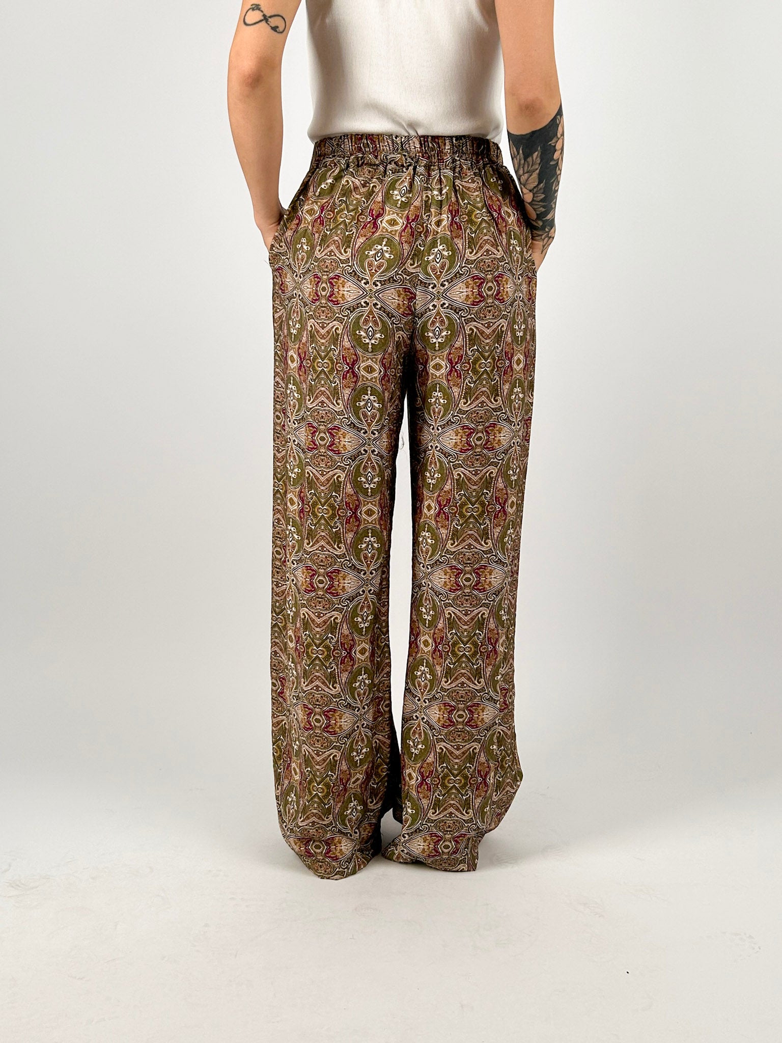 Completo donna fluido con giacca aperta e pantalone. vista retro