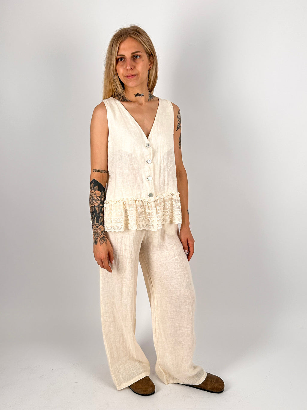 Completo donna in lino con gilet senza maniche e pantalone lungo coordinato - vista frontale