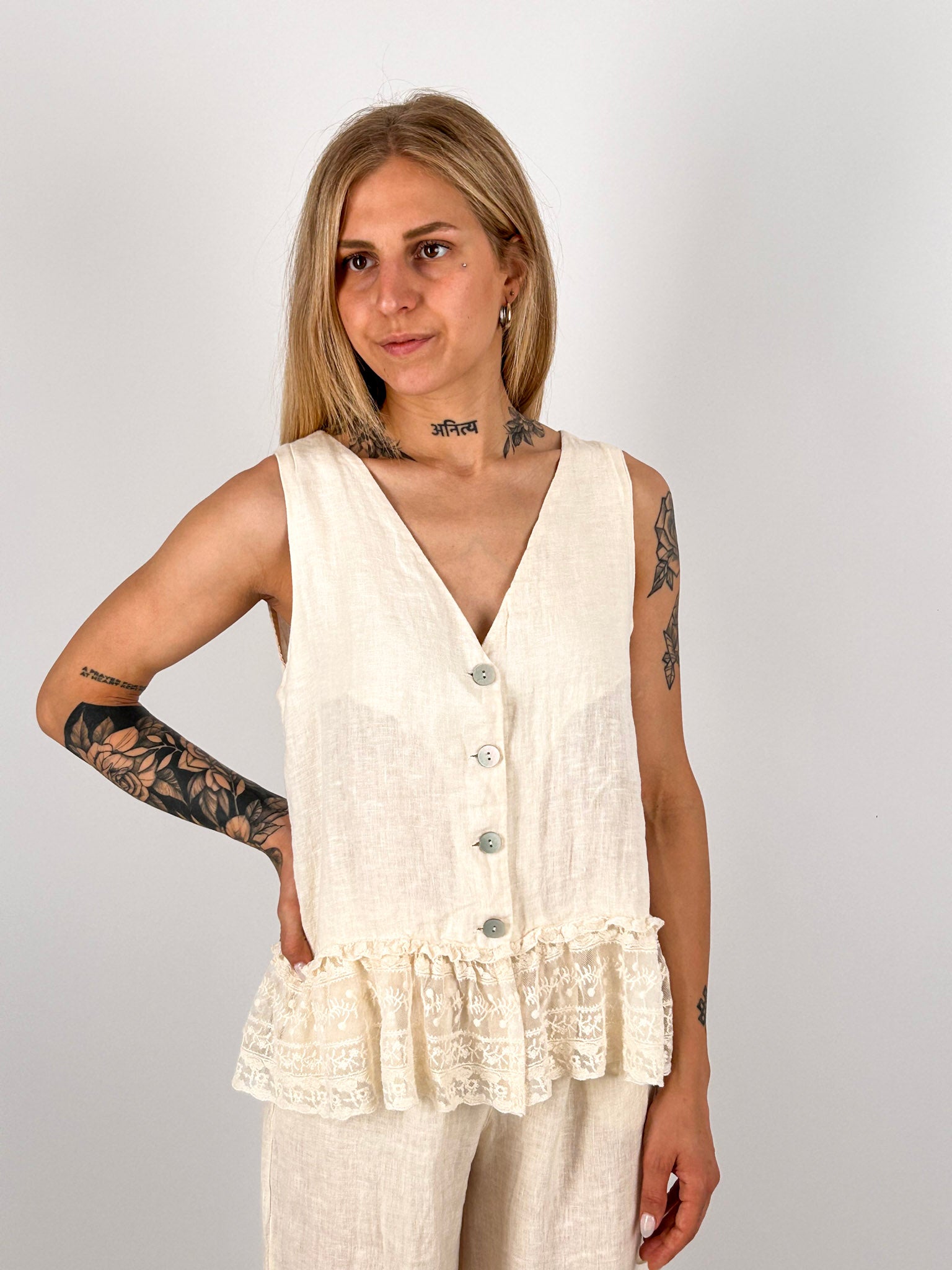 Completo donna in lino con gilet senza maniche e pantalone lungo coordinato - vista gilet