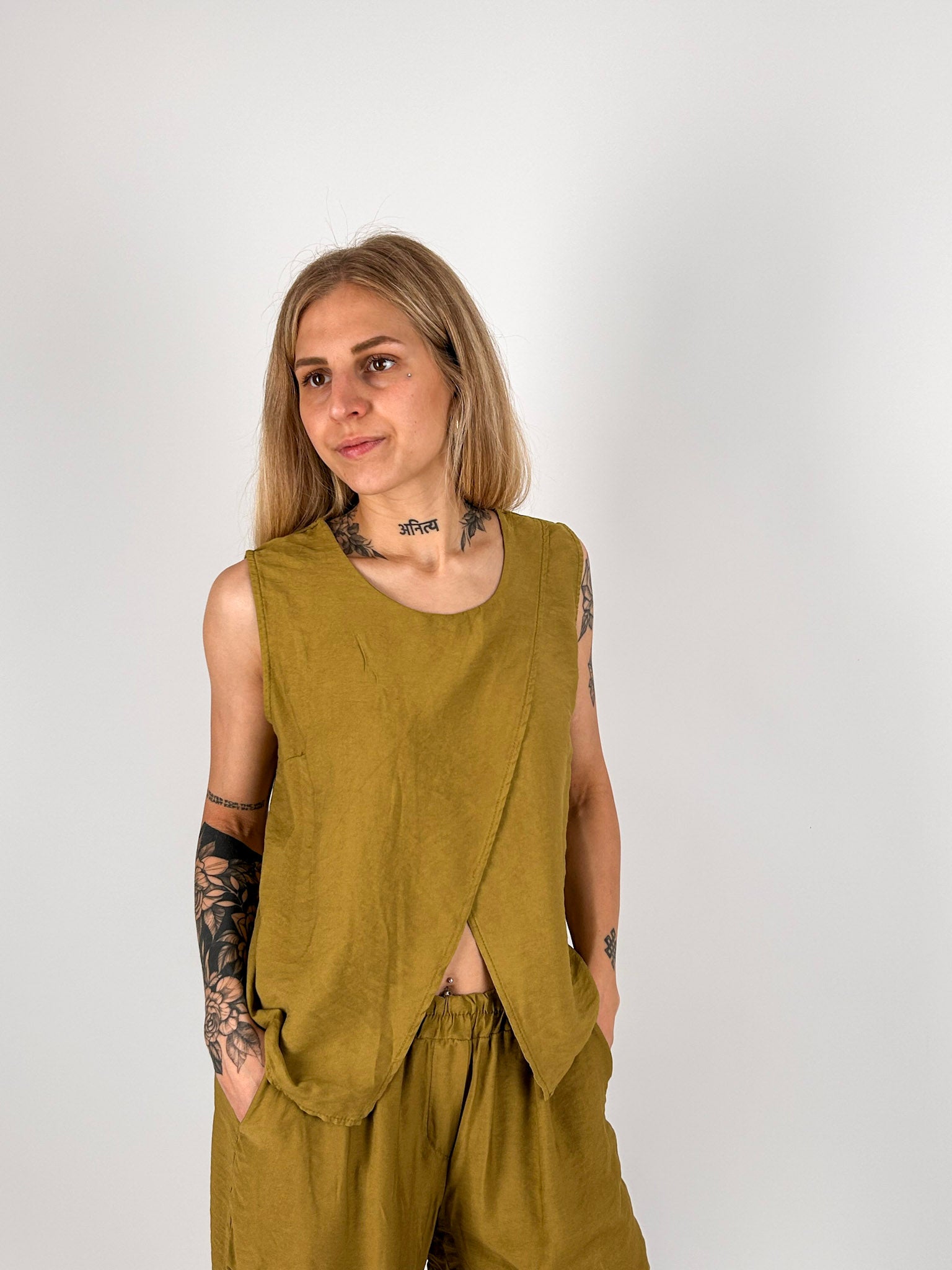 Completo donna verde oliva con top senape smanicato e shorts coordinati - vista top
