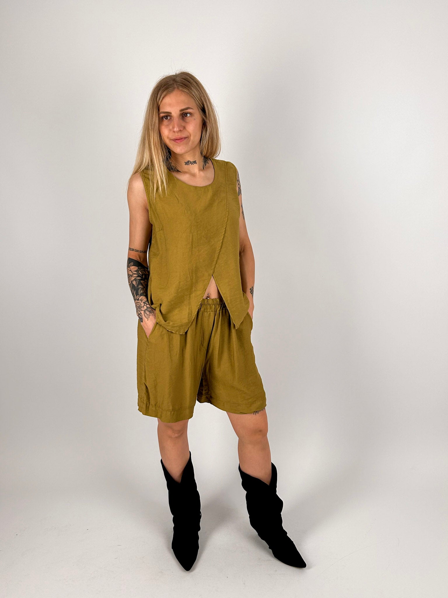 Completo donna verde oliva con top senape smanicato e shorts coordinati - vista frontale