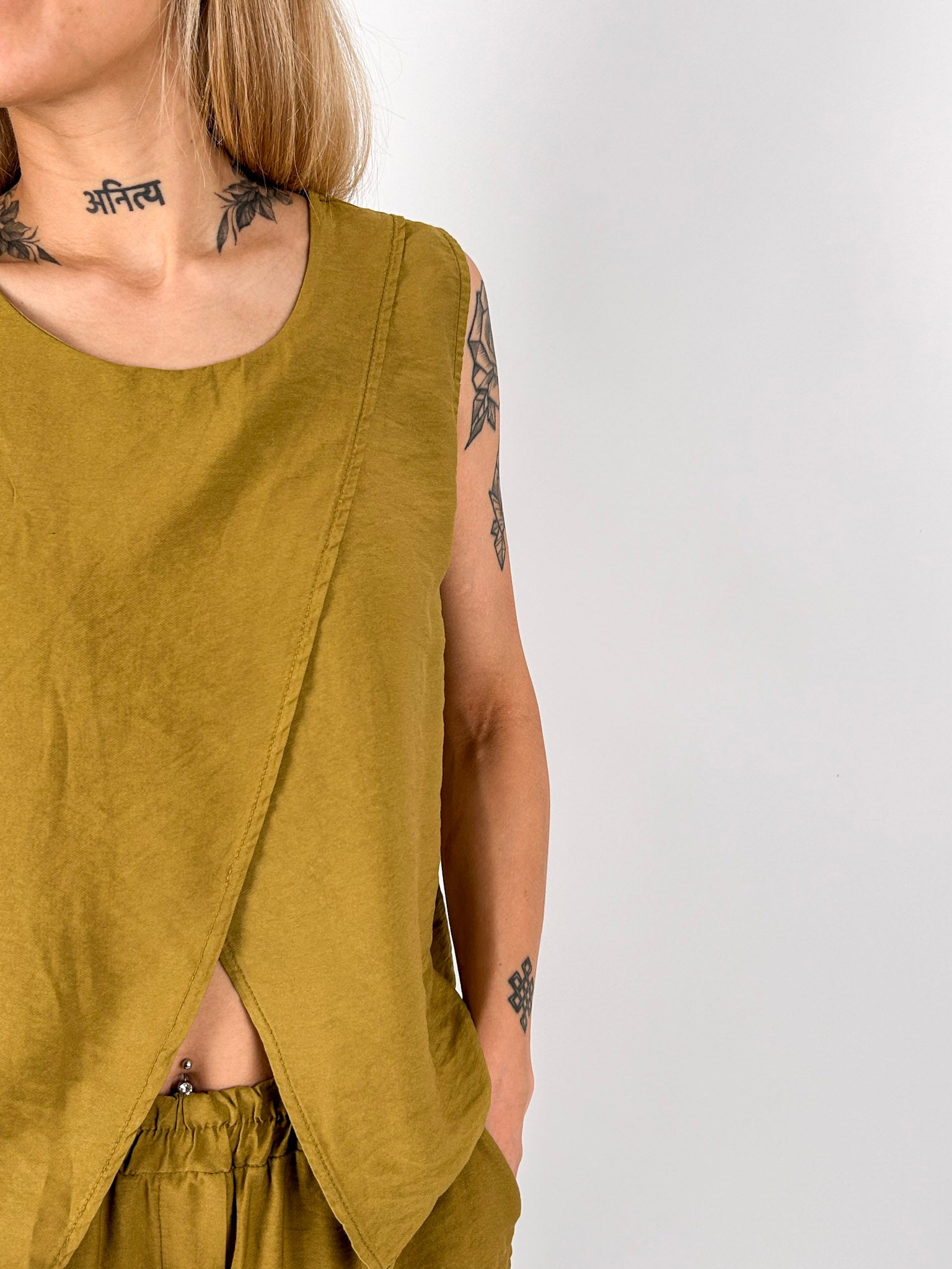 Completo donna verde oliva con top senape smanicato e shorts coordinati - dettaglio top